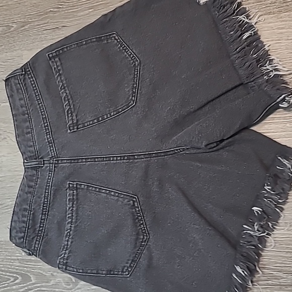 Gianni Bini High Rise Wide Leg Distressed Raw Fringe Hem Shorts in Black. - Picture 3 of 3
